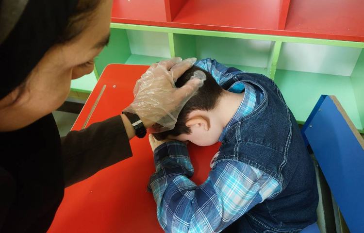 :بررسی پدیکلوز دی ماه دانش آموزان 4