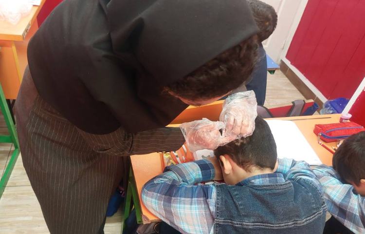 :بررسی پدیکلوز دی ماه دانش آموزان 9