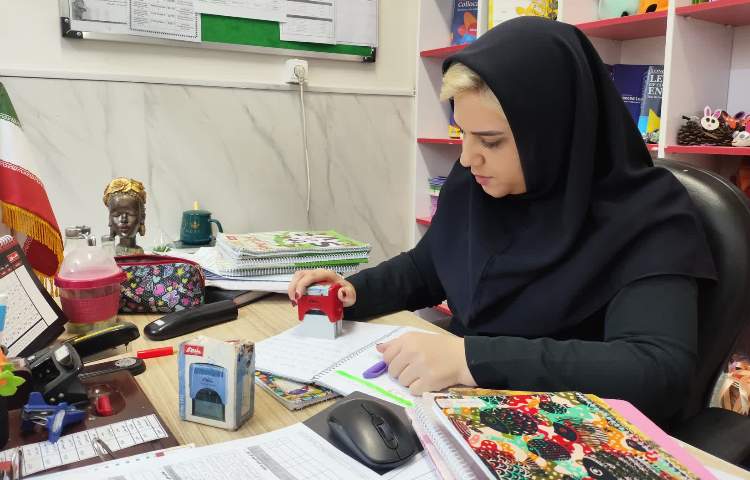 بررسی کتب دانش آموزان توسط سوپروایزر زبان 2