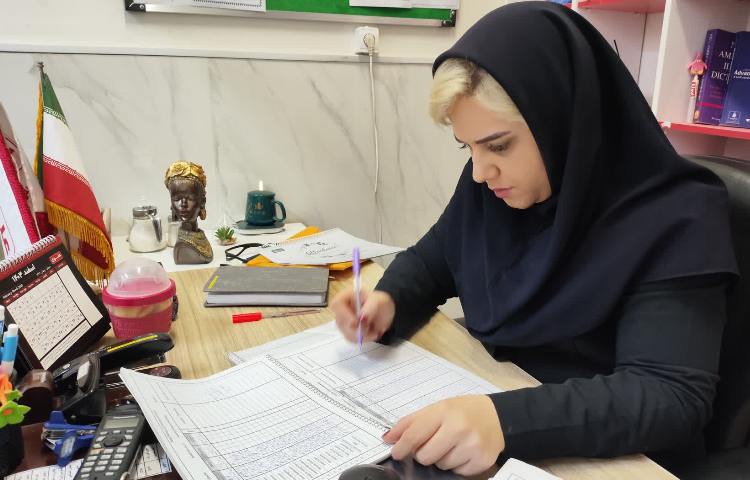 بررسی کتب دانش آموزان توسط سوپروایزر زبان 5