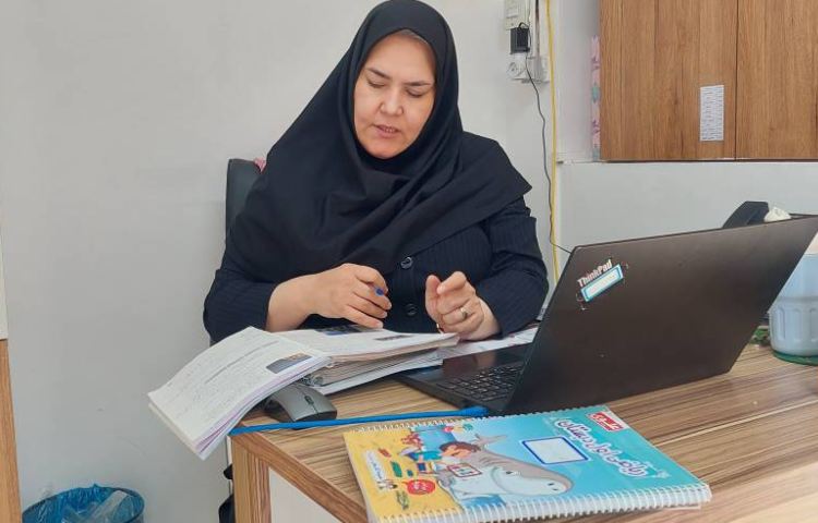 بررسی کتب درسی و کار دانش آموزان توسط معاون آموزشی 1