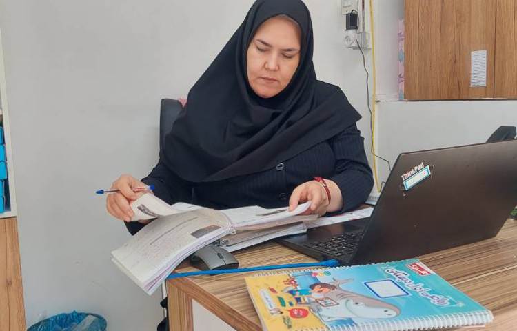 بررسی کتب درسی و کار دانش آموزان توسط معاون آموزشی 2