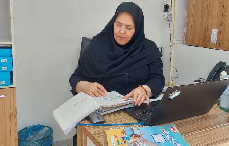 بررسی کتب درسی و کار دانش آموزان توسط معاون آموزشی