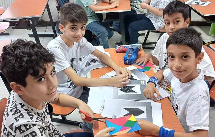 برش قطعات تانگرام و ساخت تصویر با اشکال در کلاس انجام شد. 2