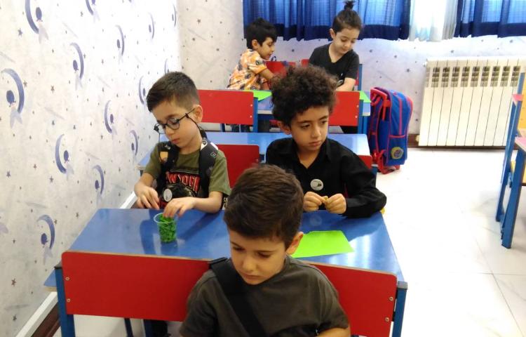 : برش کاغذ با دست جهت تزیین پرچم ماه محرم 3