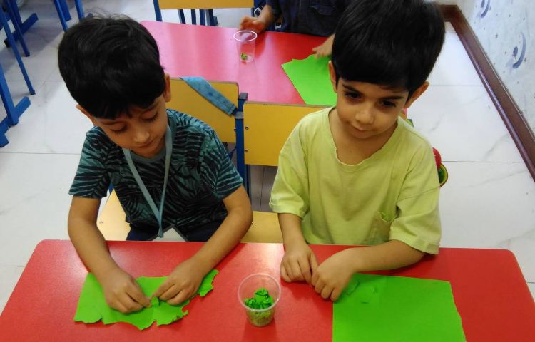 : برش کاغذ با دست جهت تزیین پرچم ماه محرم 4