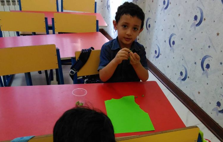 : برش کاغذ با دست جهت تزیین پرچم ماه محرم