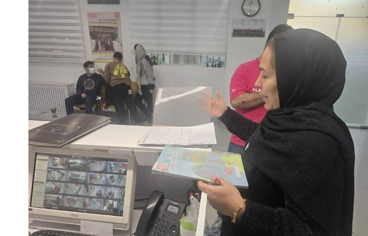 برطرف کردن مشکلات سیستم دانش آموزان توسط آقای نیکزاد برای حضور در کلاس مجازی 1