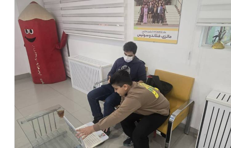 برطرف کردن مشکلات سیستم دانش آموزان توسط آقای نیکزاد برای حضور در کلاس مجازی