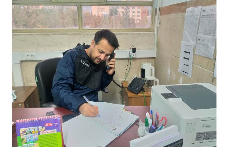 برقراری تماس تلفنی همکاران دبستان و احوالپرسی از دانش آموزان و اولیاء