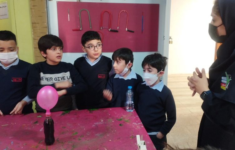 برگزاری آزمایشگاه پایه ششم(آشنایی با حالت گاز مواد) 2