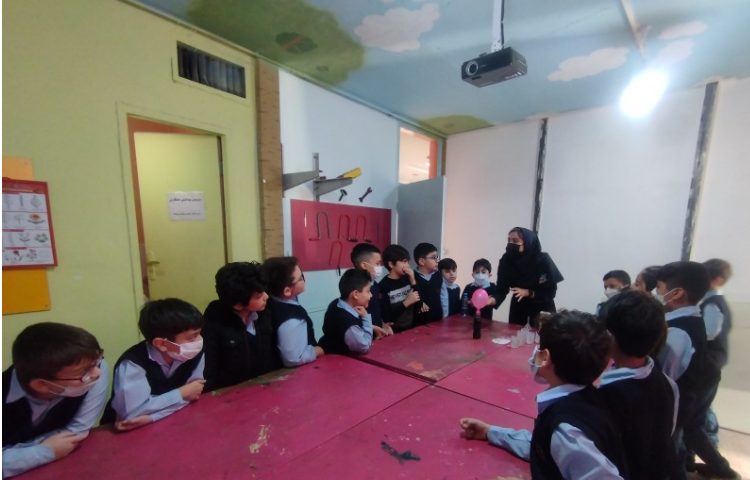 برگزاری آزمایشگاه پایه ششم(آشنایی با حالت گاز مواد) 3