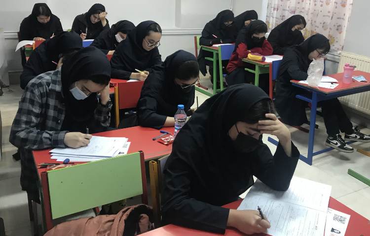 برگزاری آزمون دوره ای دبیرستان دخترانه علوی 2