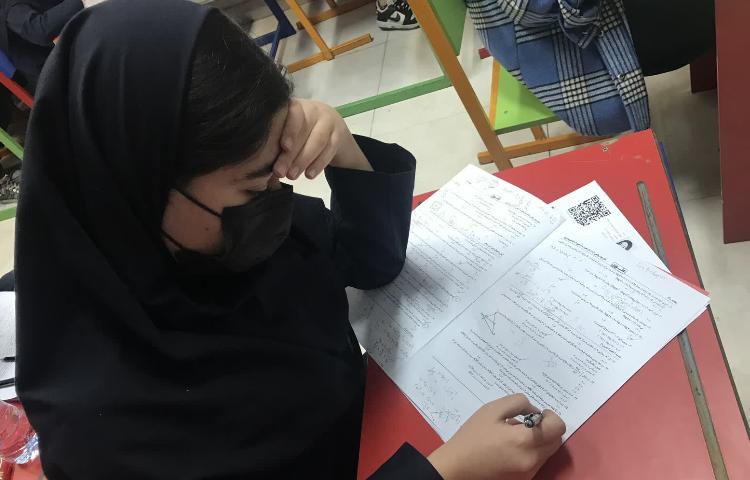 برگزاری آزمون دوره ای دبیرستان دخترانه علوی 4