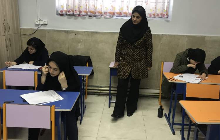 برگزاری آزمون دوره ای دبیرستان دخترانه علوی 6
