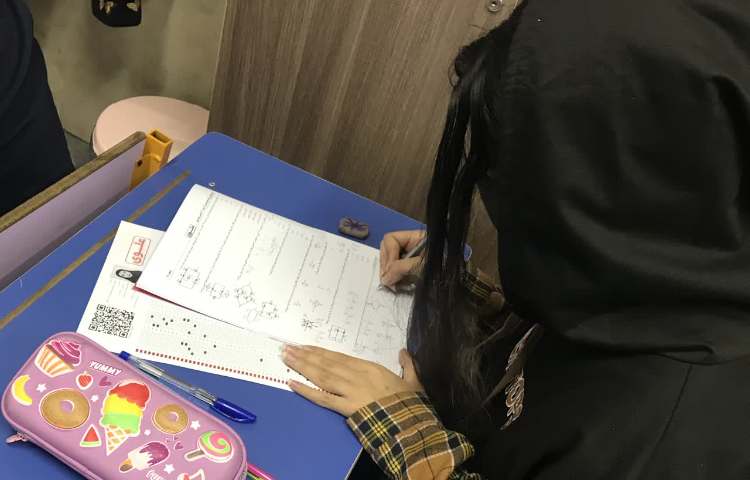 برگزاری آزمون دوره ای دبیرستان دخترانه علوی 7