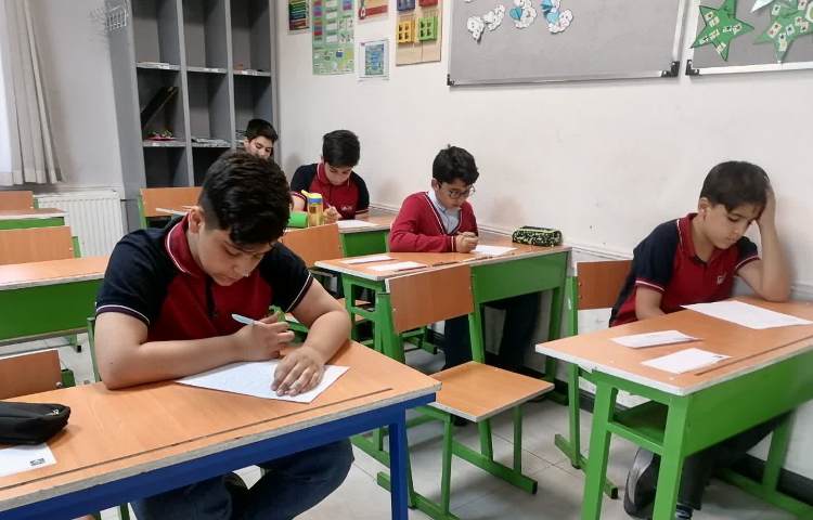 برگزاری آزمون نهایی پایه ششم 4