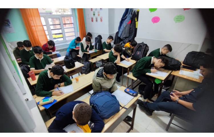 برگزاری آزمون های تشریحی دانش آموزان پایه هشتم 5