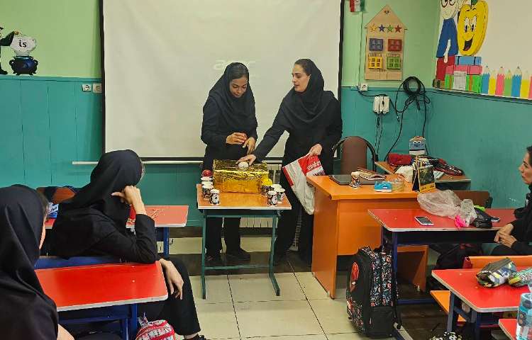 برگزاری اتاق فکر هفتگی همکاران زبان با محوریت بازی سازی در آموزش زبان 6