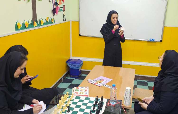 برگزاری اتاق فکر هفتگی همکاران زبان با محوریت بازی سازی در آموزش زبان