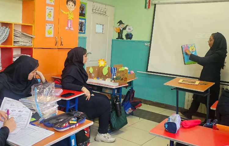 برگزاری اتاق فکر هفتگی همکاران زبان 3