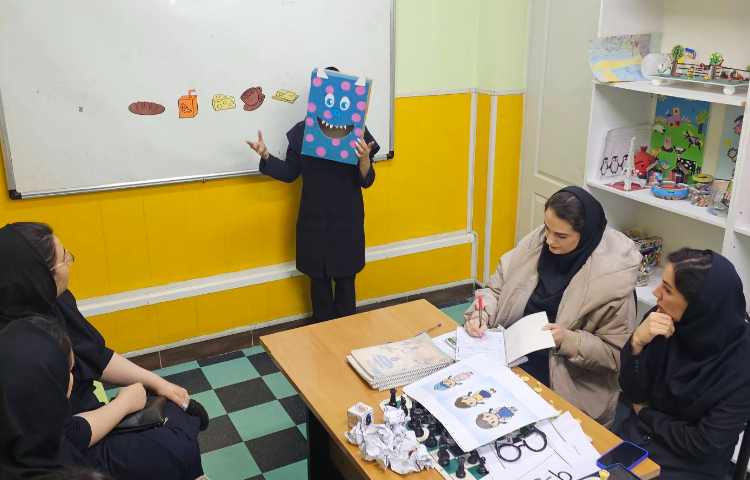 برگزاری اتاق فکر هفتگی همکاران زبان 3