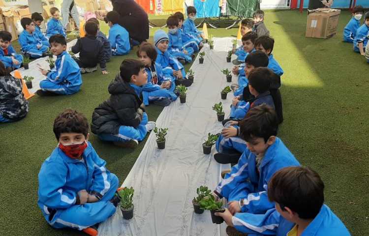 :برگزاری اردوی درون مدرسه ای با موضوع درختکاری 1