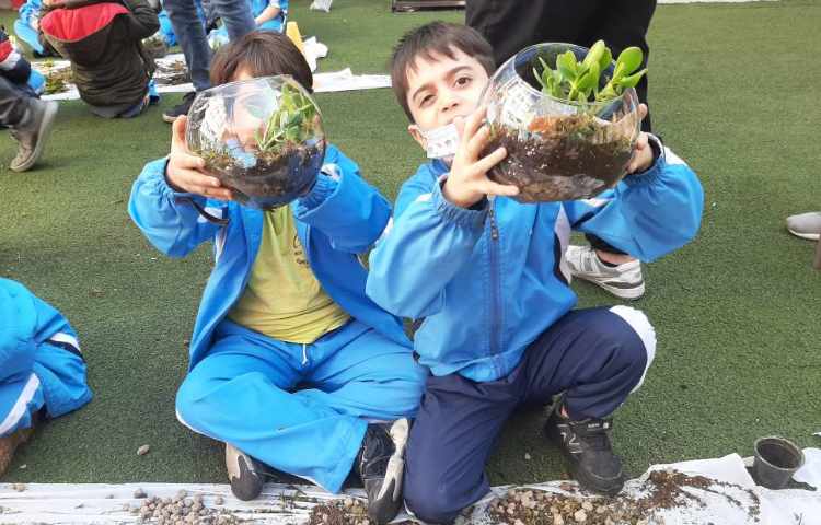 :برگزاری اردوی درون مدرسه ای با موضوع درختکاری