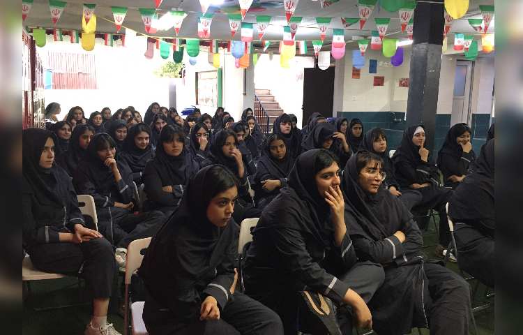 برگزاری بخش عملی درس آمادگی دفاعی پایه نهم 4