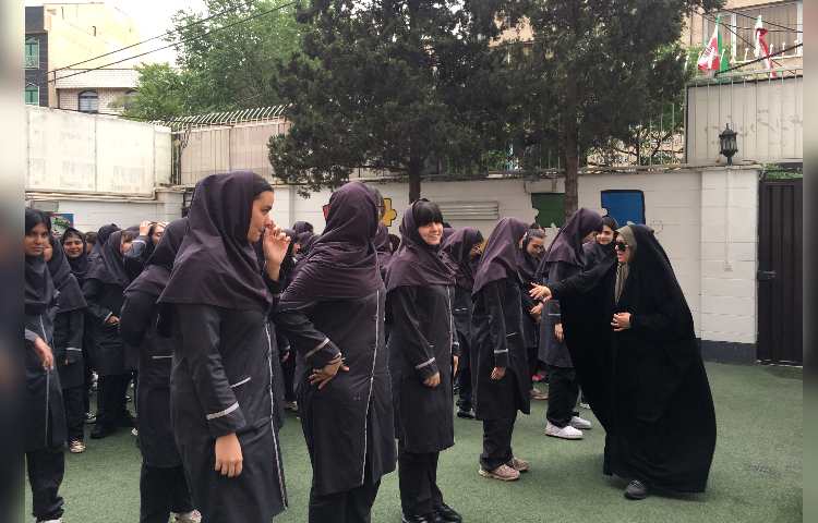 برگزاری بخش عملی درس آمادگی دفاعی پایه نهم 5