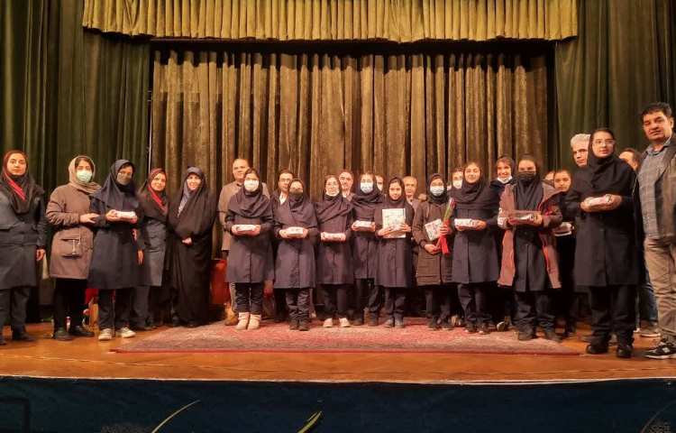 برگزاری جشن روز پدر،نمایشگاه فعالیت های هنری و اهدای هدیه به نفرات برتر 10