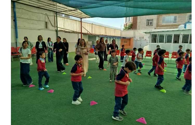 برگزاری جشن غنچه ها و شکوفه های دبستان 90