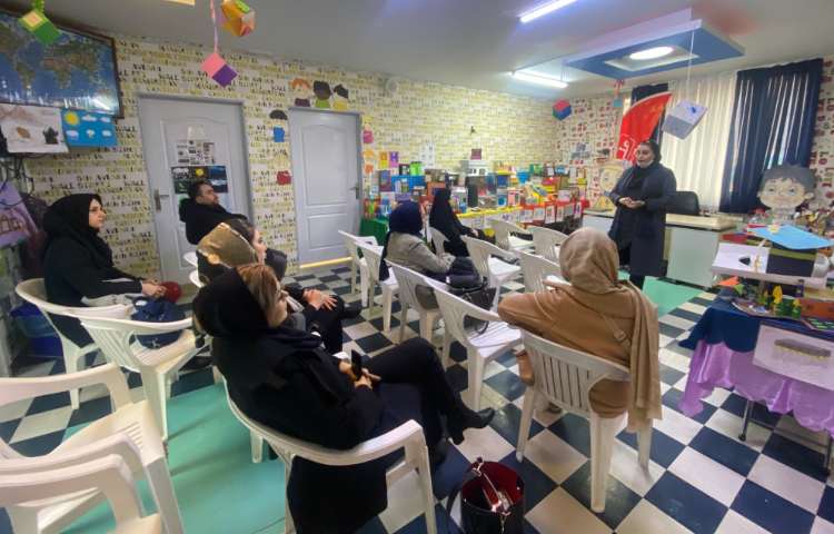 :برگزاری جلسات آموزگاران زبان و پایه پیش دبستان با اولیا 1