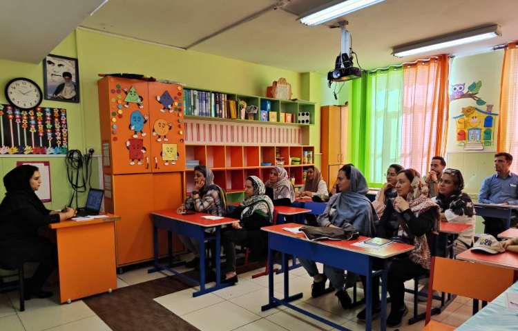 برگزاری جلسات دانش افزایی و ارائه روش پایه اول دبستان 11