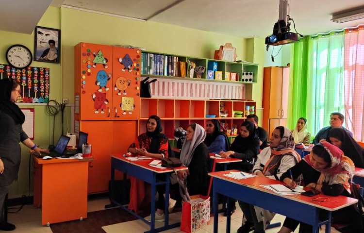 برگزاری جلسات دانش افزایی و ارائه روش پایه اول دبستان 17