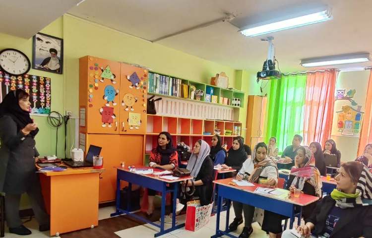 برگزاری جلسات دانش افزایی و ارائه روش پایه اول دبستان 18