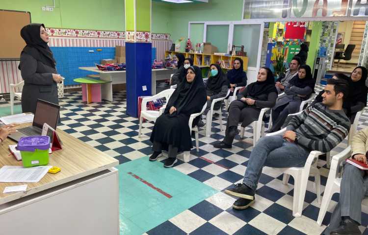 :برگزاری جلسات دانش افزایی کادر اجرایی با حضور مشاور دبستان سرکار خانم رنج بردار