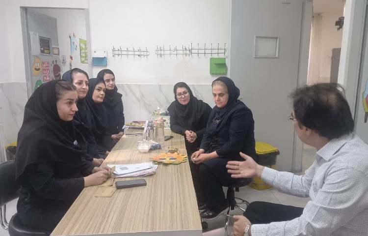 برگزاری جلسات هم پایه های آموزگاران با حضور مدیریت دبستان و معاون آموزشی. 1