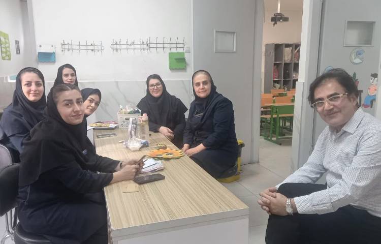 برگزاری جلسات هم پایه های آموزگاران با حضور مدیریت دبستان و معاون آموزشی. 3