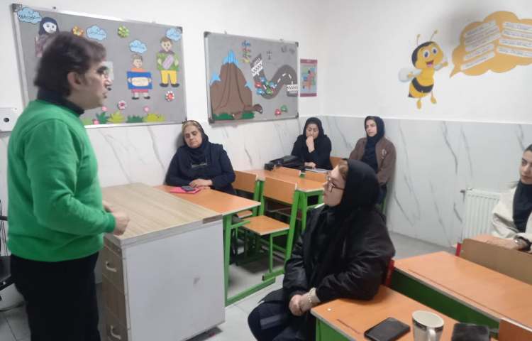 برگزاری جلسه توسط مدیریت دبستان با دبیران