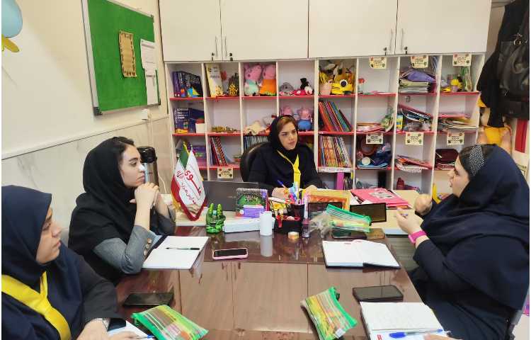 برگزاری جلسه هفتگی دپارتمان زبان و اتاق فکر 1