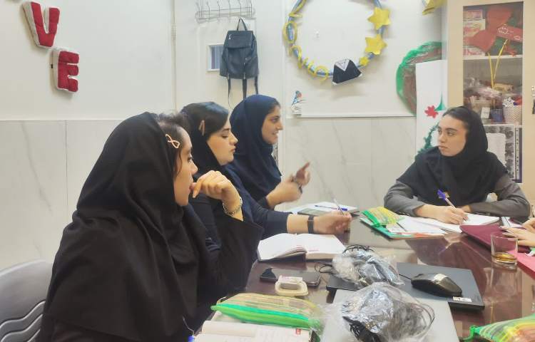 برگزاری جلسه هفتگی دپارتمان زبان و اتاق فکر 1