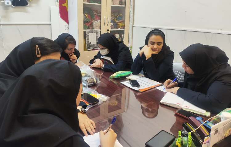 برگزاری جلسه هفتگی دپارتمان زبان و اتاق فکر 1