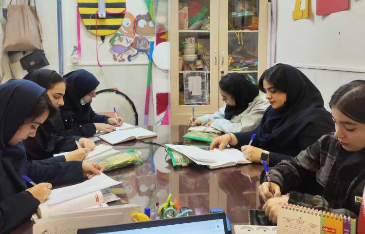 برگزاری جلسه هفتگی دپارتمان زبان و اتاق فکر 1