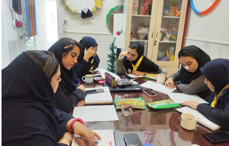 برگزاری جلسه هفتگی دپارتمان زبان و اتاق فکر 3