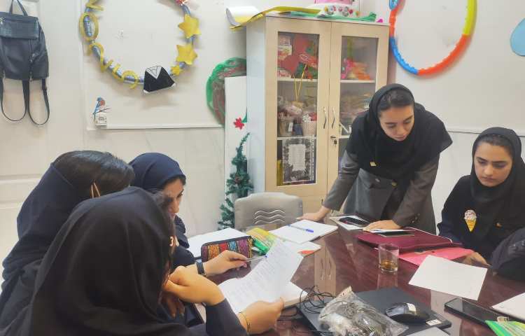 برگزاری جلسه هفتگی دپارتمان زبان و اتاق فکر 3