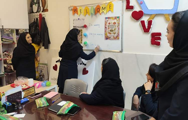 برگزاری جلسه هفتگی دپارتمان زبان و اتاق فکر 3