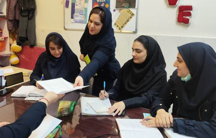 برگزاری جلسه هفتگی دپارتمان زبان و اتاق فکر 3