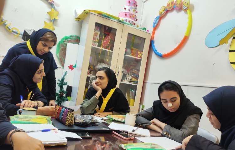 برگزاری جلسه هفتگی دپارتمان زبان و اتاق فکر 4