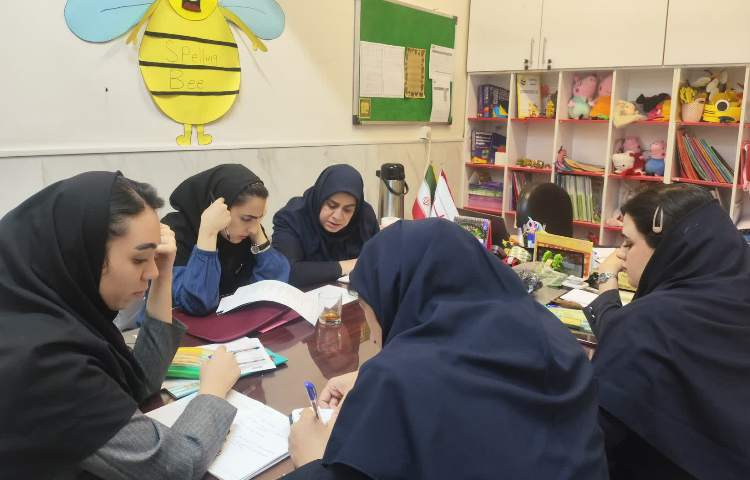 برگزاری جلسه هفتگی دپارتمان زبان و اتاق فکر 4